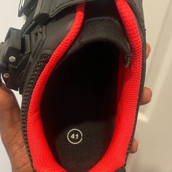 Peloton Black Cycling Shoes with Red Highlights - Picture 3 of 3